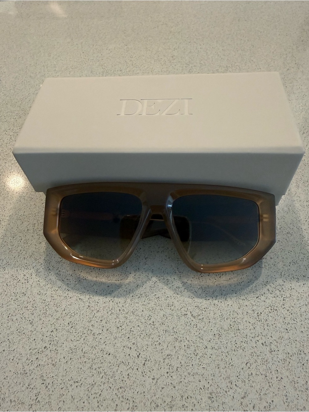 Dezi Backtrack Sunglasses in Honey